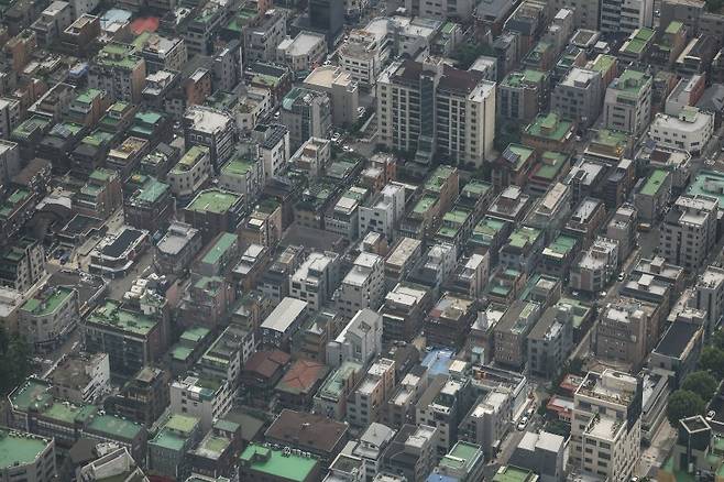 서울 송파구의 롯데월드타워 스카이라운지에서 다가구·다세대·연립주택이 보이고 있다. 사진=뉴시스