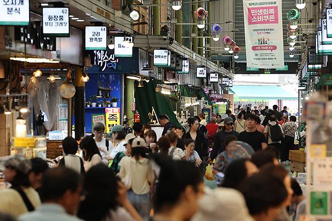 정부의 '민생 회복 소비쿠폰'의 사용으로 소비 심리 및 소상공인 매출이 상승한 가운데 지난달 26일 서울 마포구 망원시장에 소비쿠폰 현수막이 걸려 있다.(사진=저작권자(c) 연합뉴스, 무단 전재-재배포 금지)