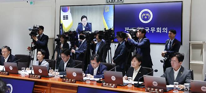 이재명 대통령이 지난 7월29일 서울 용산 대통령실 청사에서 열린 국무회의를 주재하고 있다. 이날 국무회의는 케이티브이(KTV) 생방송으로 진행됐다. 대통령실사진기자단