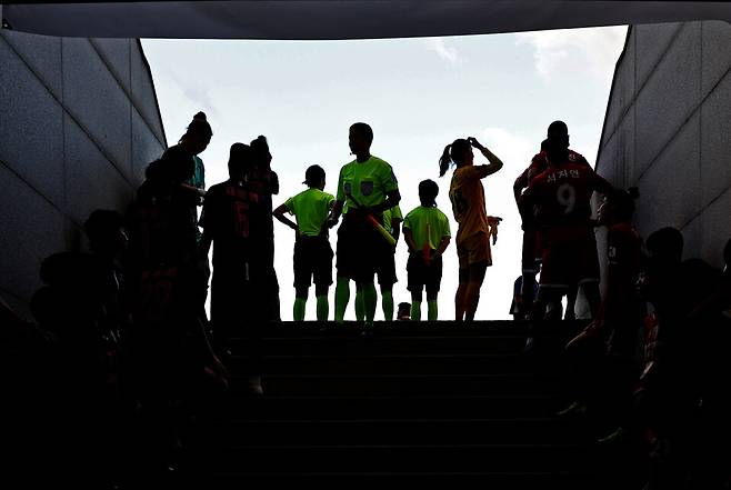 2025년 7월21일 서울 마포구 서울월드컵경기장 보조경기장에서 열린 더블유케이(WK)리그 경기에서 서울시청과 인천현대제철 선수들이 대기하고 있다. 이종근 선임기자 root2@hani.co.kr