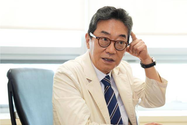 8월 26일 서울 서초구 서울성모병원에서 손병철 신경외과 교수가 후두신경통에 대해 설명하고 있다. 서울성모병원 제공