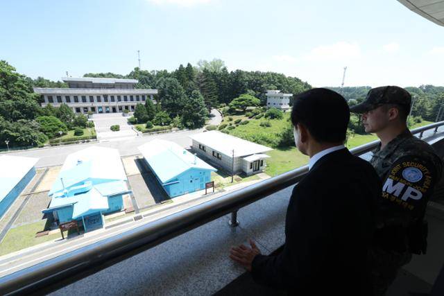 정동영 신임 통일부 장관이 지난 7월 25일 취임식을 앞두고 판문점을 찾아 자유의 집에서 판문각을 살펴보고 있다. 통일부 제공