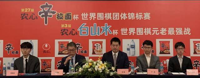 신진서 9단(왼쪽)과 중국 딩하오 9단(오른쪽 두 번째), 일본 쉬자위안 9단(오른쪽)이 2일 중국 칭다오 쉐라톤 칭다오 지아오저우 호텔에서 열린 농심신라면배 세계바둑최강전 개막식에 참석하고 있다. 칭다오=박주희 기자