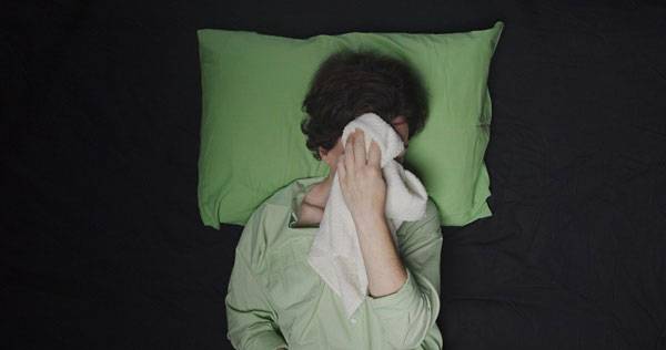 온몸이 땀으로 눅눅해진 채 잠에서 깨어나기 일쑤라면 한 번쯤 건강 문제가 있는 건 아닌지 의심해봐야 한다./사진=게티이미지뱅크