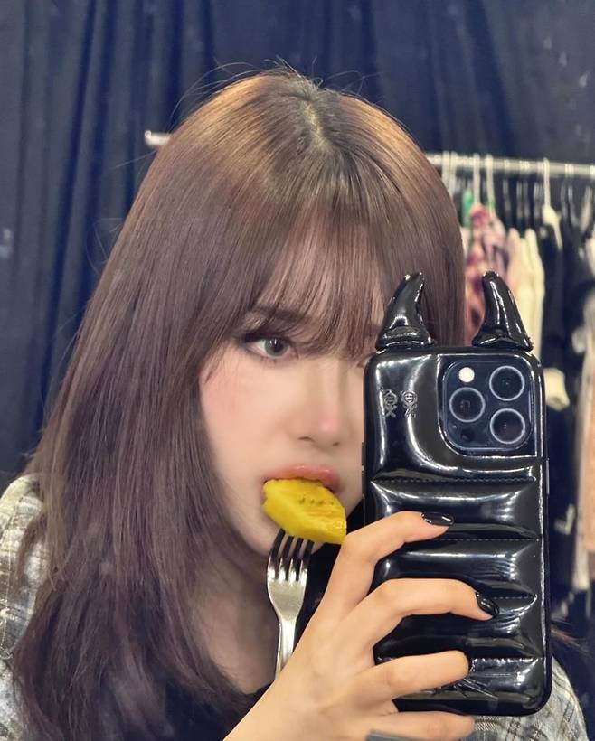 에스파 멤버 지젤이 아이폰으로 찍어 올린 셀카. 인스타그램 캡처