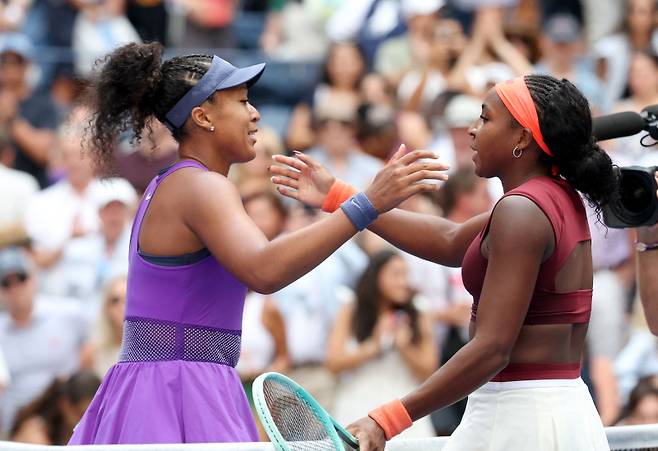 <yonhap photo-1572=""> Japan's Naomi Osaka (L) and USA's Coco Gauff hug at te net after Osaka's victory during their women's singles round of 16 tennis match on day nine of the US Open tennis tournament at the USTA Billie Jean King National Tennis Center in New York City, on September 1, 2025. (Photo by TIMOTHY A.CLARY / AFP)/2025-09-02 06:08:26/ <저작권자 ⓒ 1980-2025 ㈜연합뉴스. 무단 전재 재배포 금지, AI 학습 및 활용 금지></yonhap>