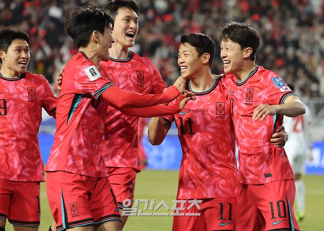 홍명보 감독이 이끄는 축구대표팀이 25일 오후 수원월드컵경기장에서 요르단과 ‘2026 FIFA 북중미월드컵 아시아 지역 3차 예선을 펼쳤다. 대표팀 이재성(맨오른쪽)이 전반 첫골을 성공시키고 환호하고있다. 수원=정시종 기자 capa@edaily.co.kr /2025.03.25.