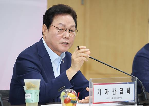 박완수 경남지사가 1일 오전 경남도청 도정회의실에서 열린 기자간담회에서 발언하고 있다. [사진=경남도]