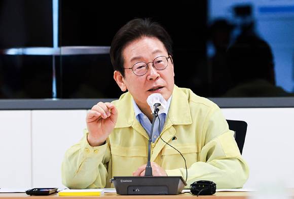 이재명 대통령이 30일 강원 강릉시청 재난안전상황실에서 열린 가뭄 대책 회의에서 발언하고 있다. 2025.8.30 [대통령실통신사진기자단] [사진=연합뉴스]