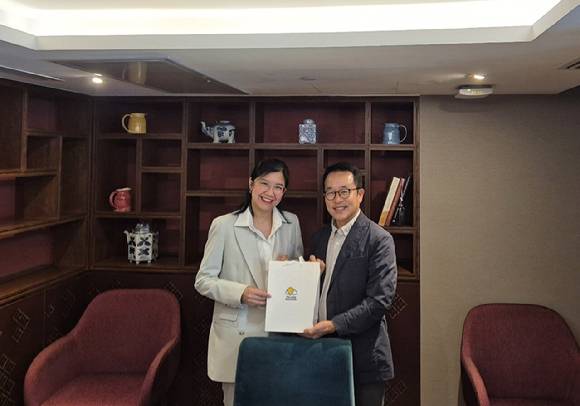 김진국 대표이사가 태국 파트너사와의 업무협약(MOU) 체결하고 기념촬영을 하고 있다. [사진=노랑풍선]