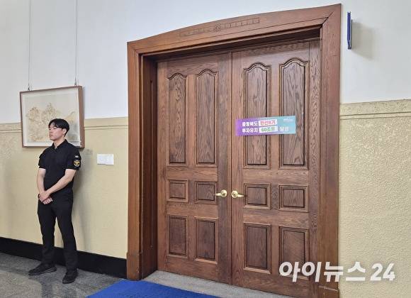 충북경찰청 반부패수사대가 21일 오전 9시 김영환 지사 돈봉투 수수 의혹과 관련해 압수수색 중인 도청 도지사 집무실 문이 굳게 닫혀 있다. 2025. 08. 21. [사진=표윤지 기자]