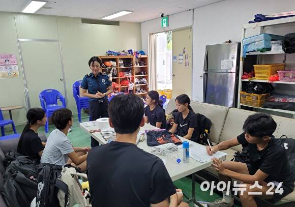 칠곡경찰서가 북삼중학교 육상부 학생들을 대상으로 신학기 학교폭력 및 청소년 범죄 예방 특별교육을 실시하고 있다. [사진=칠곡경찰서]