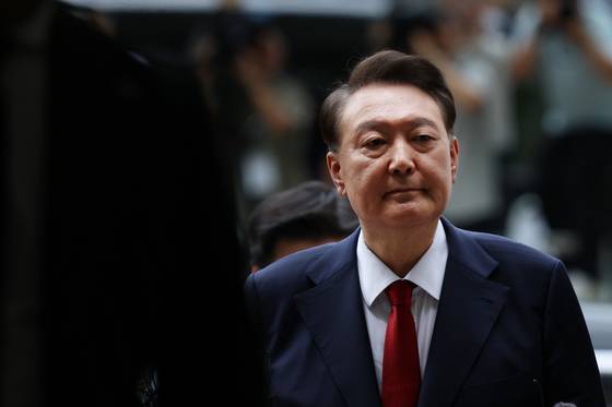 12·3 비상계엄과 관련해 특검의 수사를 받는 윤석열 전 대통령이 두 번째 구속 전 피의자심문(영장실질심사)를 받기 위해 지난 7월 9일 오후 서울 서초구 중앙지방법원으로 출석하고 있다. 뉴스1