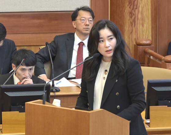 윤석열 전 대통령 측 대리인단의 김계리 변호사가 지난 2월 25일 서울 종로구 헌법재판소에서 열린 대통령 탄핵심판 11차 변론에서 피청구인 변론을 하고 있다. 연합뉴스