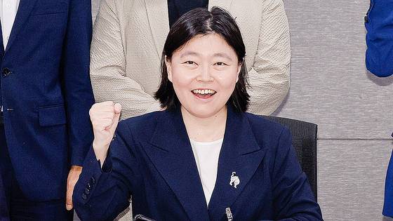 임은정 서울동부지방검찰청 검사장이 지난달 29일 서울 여의도 국회의원회관에서 열린 검찰개혁 긴급 공청회 '검찰개혁의 쟁점은 무엇인가? - 국민이 바라는 검찰개혁의 속도와 방향'에서 기념 촬영을 하고 있다. 뉴스1