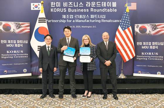 대한항공은 지난달 25일(현지시간) 미국 워싱턴 D.C.에서 열린 '한미 비즈니스 라운드테이블: 제조업 르네상스 파트너십'에서 보잉 차세대 고효율 항공기 103대 구매를 위한 양해각서를 체결하고 19대 분량의 예비 엔진 구매 및 엔진 정비 서비스 계약도 추진한다고 밝혔다. 왼쪽부터 김정관 산업통상자원부 장관, 조원태 한진그룹 회장, 스테파니 포프 보잉 상용기 부문 사장 겸 최고 경영자, 하워드 러트닉 미국 상무부 장관. 연합뉴스