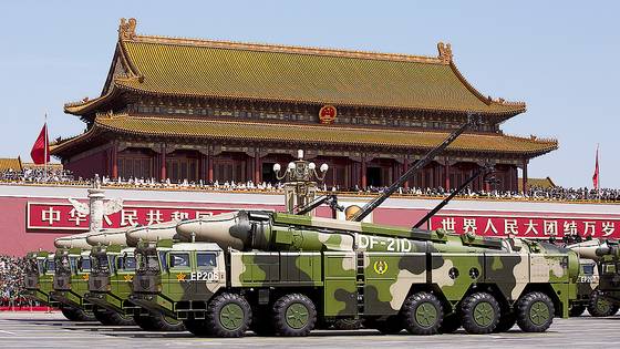 지난 2015년 9월 3일 둥펑-21D 대함 탄도미사일 부대가 천안문 앞을 지나고 있다. 3일 중국은 천안문에서 승전 80주년 기념 열병식을 열고 첨단 무기를 대거 선보일 예정이다. AP=연합뉴스