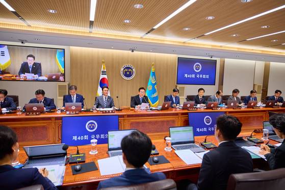 이재명 대통령이 2일 서울 용산 대통령실청사에서 열린 제40회 국무회의에서 발언하고 있다. 대통령실제공