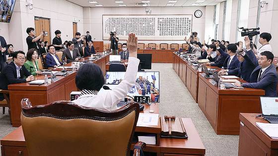 추미애 국회 법제사법위원장과 더불어민주당 의원들이 2일 법사위 전체회의에서 검찰개혁 공청회 계획서 채택의 건에 대해 거수 투표를 하고 있다. 임현동 기자