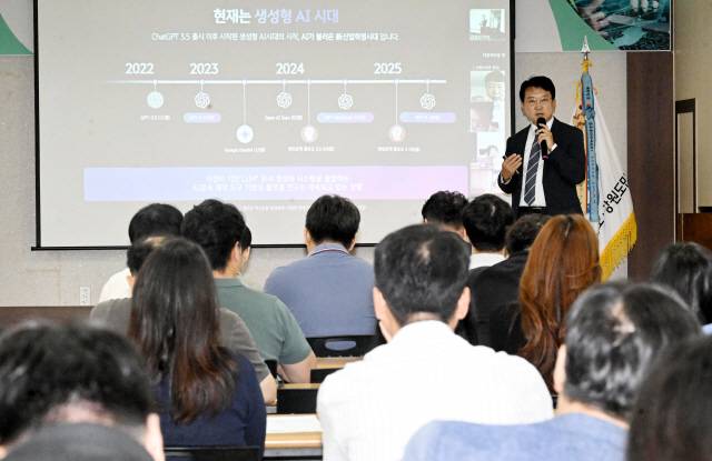 ▲ 1일 강원도민일보 대회의실에서 허범종 더존비즈온 AX지원본부 상무가 ‘생성형 AI시대 기업 업무 환경의 변화’를 주제로 특강을 하고 있다.  김정호 기자
