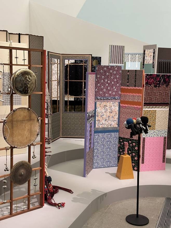 각의 병풍을 다양한 상황 속 인물로 나타낸 김지평 작가의 〈디바-무당〉, 2023. ⓒ 김지평. /강은영