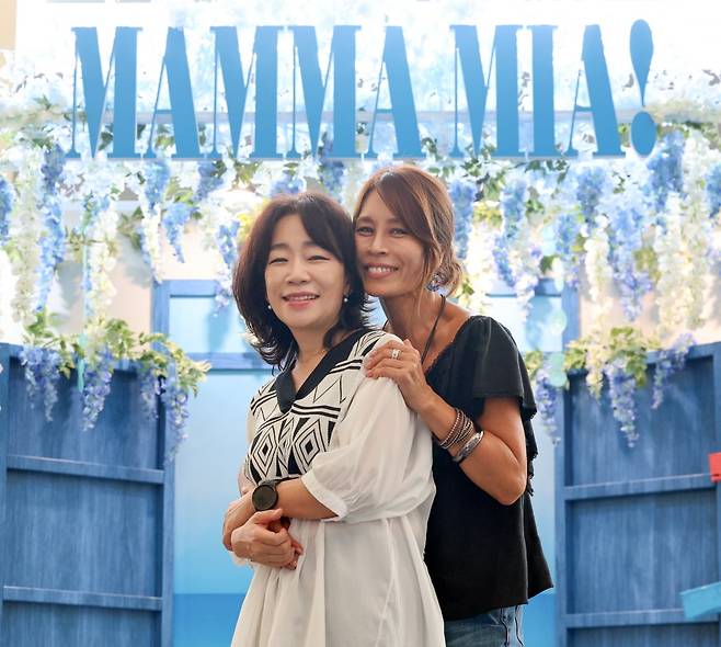 뮤지컬 '맘마미아!'의 배우 최정원과 음악감독 김문정이 지난달 서울 마곡동 LG아트센터 서울에서 한국경제신문과 인터뷰 하고 있다. 사진=최혁 기자