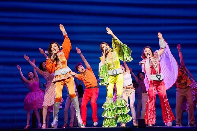 뮤지컬 '맘마미아!'의 커튼콜 장면. 왼쪽부터 타냐 역의 홍지민, 도나 역의 최정원, 로지 역의 박준면./사진=신시컴퍼니