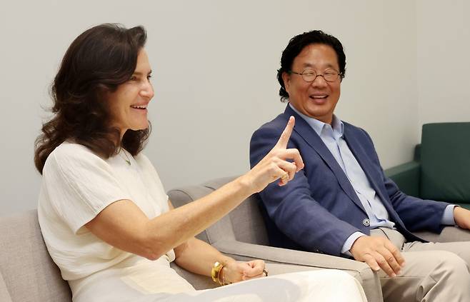 서울 동대문디자인플라자 이간수문전시장에서 열리는 디자인 마이애미 인 시추《창작의 빛 한국을 비추다(Illuminated A Spotlight on Korean Design)》가 2일 개막했다. 젠 로버츠 디자인마이애미 CEO와 차강희 서울디자인재단 대표. / 최 혁 기자