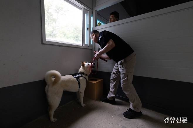 임회가 실내훈련장에서 화약 시료를 찾고 있다.