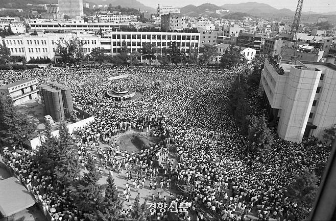5·18광주민주화운동 8주년을 하루 앞둔 1988년 5월17일 전남도청 앞에 모인 시민들. 경향신문