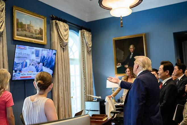 폭스뉴스가 나오는 화면을 가리키며 이재명 대통령에게 무언가 설명하고 있는 도널드 트럼프 미국 대통령. 백악관