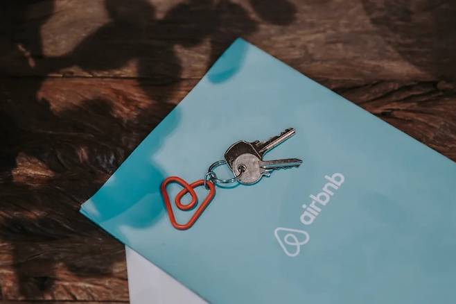 2일 서울 종로구 미쉬매쉬에서 열린 미디어 라운드 테이블에서 에어비앤비는 오는 10월 16일부터 기존 등록 숙소까지 신고 의무를 적용하고, 신고가 완료된 합법 숙소만 이용 가능한 플랫폼으로 운영하겠다고 밝혔다.