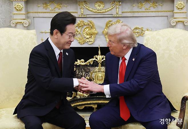 이재명 대통령이 지난달 25일(현지시간) 미국 워싱턴DC 백악관 오벌오피스에서 도널드 트럼프 미국 대통령과 한·미정상회담을 하고 있다. 김창길 기자
