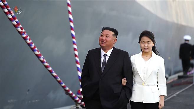 지난 4월26일 북한 조선중앙TV는 북한 김정은 국무위원장이 참석한 가운데 5000t급 신형다목적구축함 ‘최현호’ 진수식이 남포조선소에서 진행됐다고 보도했다. 배에 오른 김정은과 딸 주애가 팔짱을 낀채 구내를 돌아보고 있다. 연합뉴스