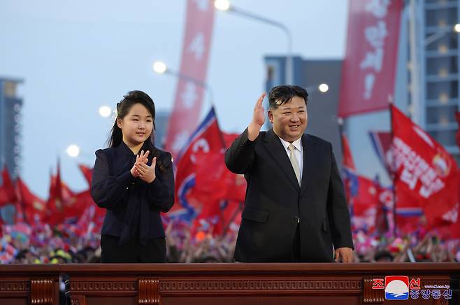 2024년 5월 14일 김정은 국무위원장과 딸 주애가 전위거리 준공식에 참석했다. 평양 조선중앙통신=연합뉴스