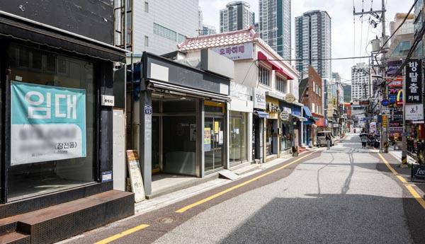 2일 부산 금정구 부산대 앞 상권 일대가 한산한 모습을 보이고 있다. 부산시는 침체된 대학 상가를 살리기 위해 오는 4~6일 도시철도 1호선 부산대역 1번 출구 앞에서 ‘2025 부산세일페스타’를 개최한다.  이원준 기자