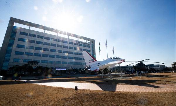 제조역량을 갖춘 부산 울산 경남이 민간이 우주개발을 주도하는 ‘뉴스페이스(New Space) 시대’의 주도권을 쥐어야 한다는 목소리가 높다. 사진은 경남 사천에 위치한 한국항공우주산업(KAI) 본관 전경.  KAI 제공