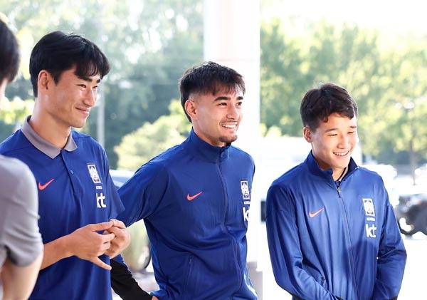 사상 첫 국외 출생 혼혈 태극전사로 주목받는 옌스 카스트로프(가운데)가 1일 (현지시간) 미국 뉴저지주의 축구 대표팀 숙소에서 밝은 표정을 짓고 있다.  대한축구협회 제공