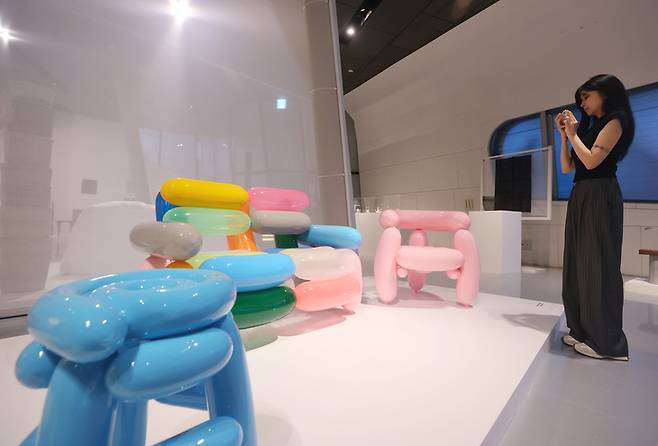 A visitor examines works at "Illuminated: A Spotlight on Korean Design," Design Miami's inaugural Asian exhibition, held at Dongdaemun Design Plaza's Yigansumun Exhibition Hall in Seoul, Monday (Yonhap)