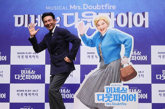 Hwang Jung-min poses for photos during a press conference held at Samsung Hall at Ewha Womans University on Tuesday. (Yonhap)