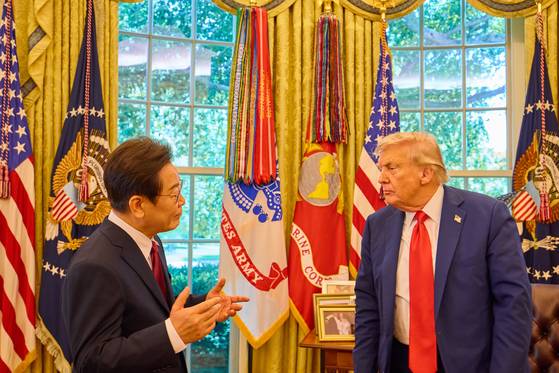 Korean President Lee Jae Myung, left, and U.S. President Donald Trump chat in the Oval Office at the White House in Washington on Aug. 25. [JOINT PRESS CORPS]