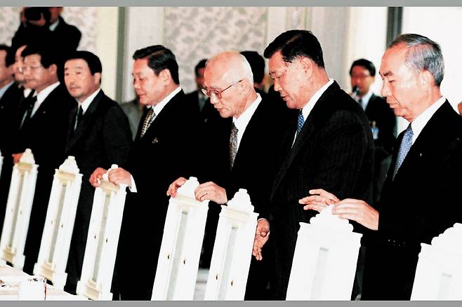 The heads of the five largest conglomerates attend the Blue House political and business meeting at the Blue House in central Seoul on Aug. 25, 1999. From right, former SK Chairman Son Gil-seung, former Hyundai Chairman Chung Mong-koo, former Daewoo Chairman Kim Woo-choong, former Samsung Chairman Lee Kun-hee and former LG Chairman Koo Bon-moo. [JOONGANG ILBO]