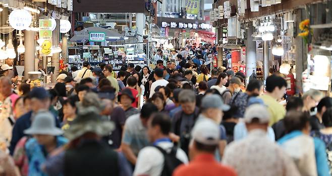 Shoppers browse for groceries at a traditional market in Seoul on Sept. 2. [NEWS1]