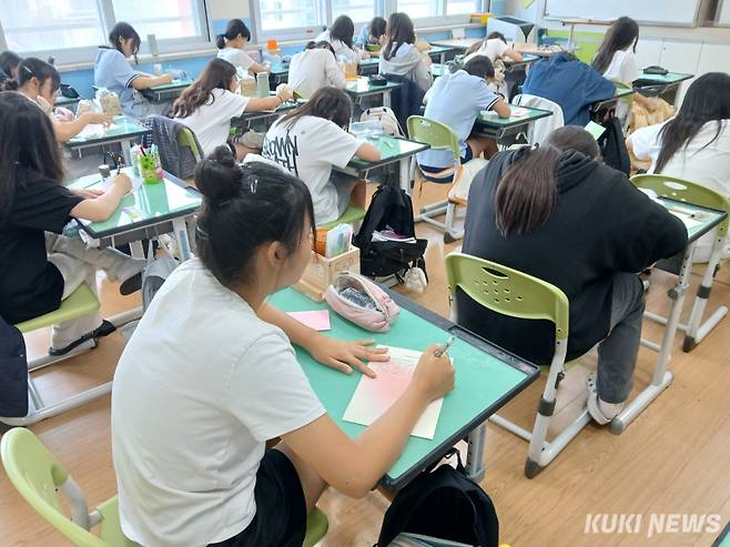 부여여중 학생들이 평소 표현하지 못했던 속마음을 전하기 위해 ‘마음을 전하는 편지 쓰기'에 나서고 있다.