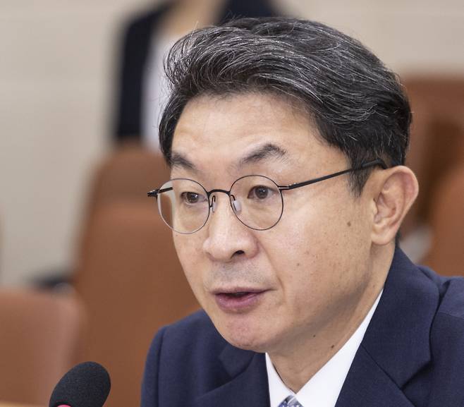 이억원 금융위원장 후보자가 2일 국회 정무위원회에서 열린 인사청문회에 출석해 의원 질의에 답하고 있다. 연합뉴스&nbsp;