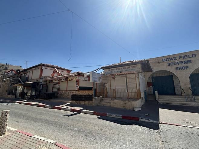 목자들의 들판교회 인근 상가가 1일 문을 닫았다.