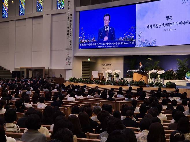 오정현 목사가 2일 서울 서초구 사랑의교회 본당에서 진행된 은보 옥한흠 목사 15주기 기념예배에서 설교하고 있다.