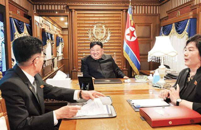 중국 전승절 80주년 열병식에 참석하기 위해 1일 평양을 출발한 김정은 북한 국무위원장이 전용열차 집무실에서 최선희(오른쪽) 외무상, 김성남 노동당 국제부장과 대화하고 있다. 김 위원장이 탑승한 열차는 2일 오후 베이징역에 도착했다. 연합뉴스