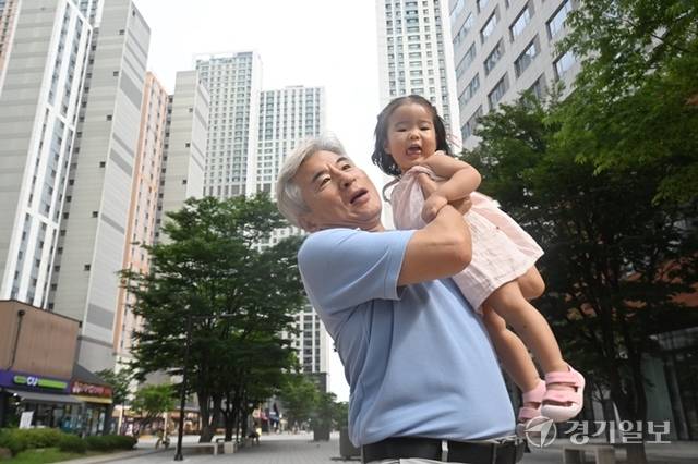 아빠였던 시절 생계에 매달려 아이 곁을 지키지 못했던 남성들이 할아버지가 돼서야 비로소 육아의 주인공이 됐다. 고양특례시의 김정백씨와 손녀 황시엘양의 모습. 조주현기자