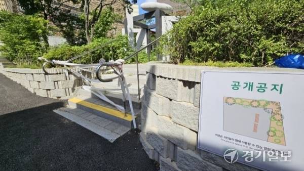 2일 오후 인천 미추홀구 한 주상복합건물 옆 조성된 소공원. 입구에 차단선이 쳐져있고 잡초가 무성하다. 박기웅기자